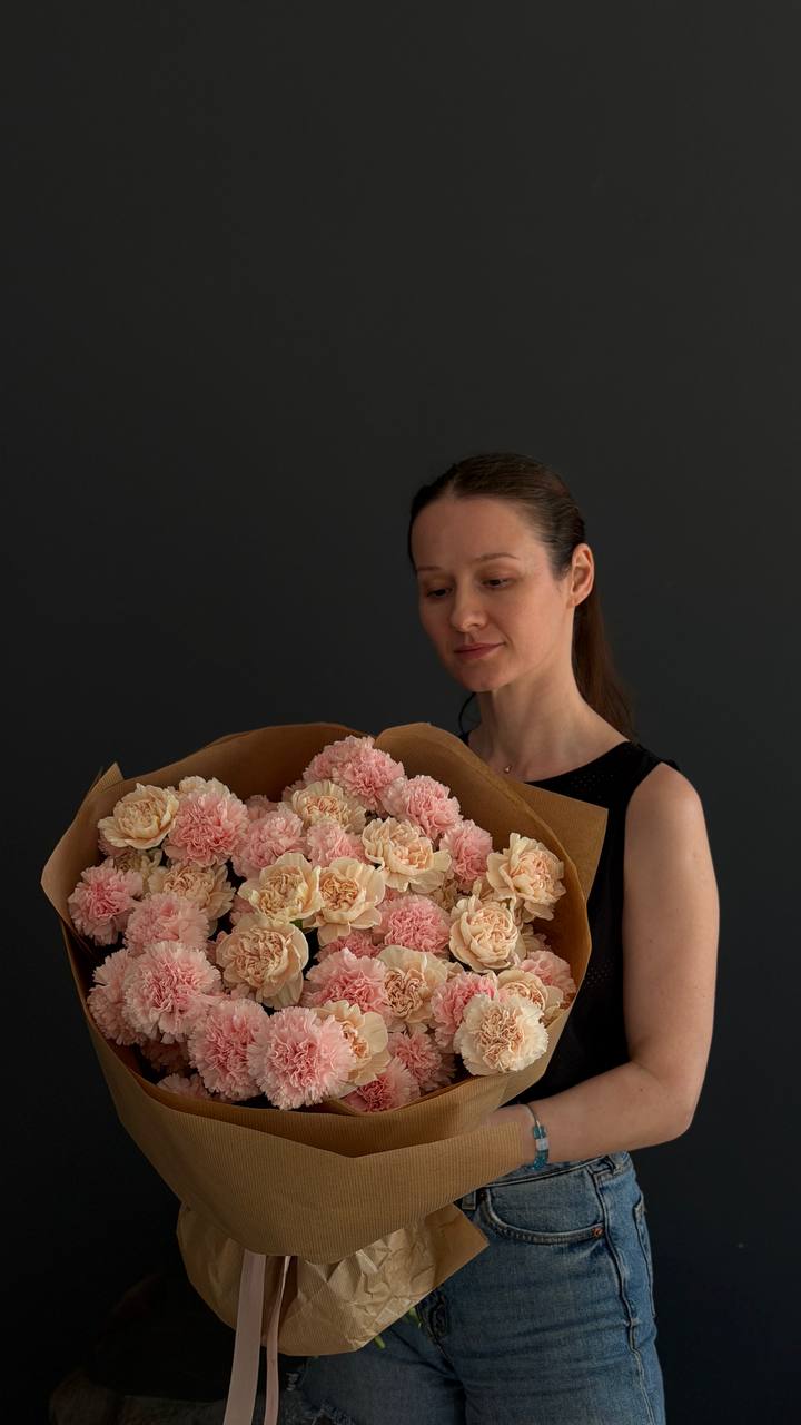А delicate bouquet of long-lasting carnations