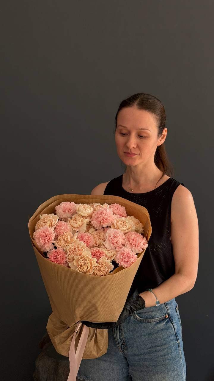 А delicate bouquet of long-lasting carnations