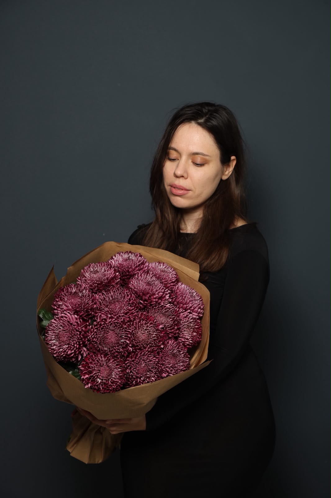 Velvet Bigoudi 15-stem chrysanthemum bouquet held in Alina’s Garden studio